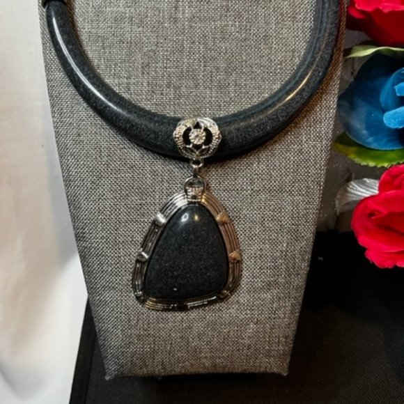 Black Fashion Necklace Set with Matching Earrings. - Picture 3 of 4